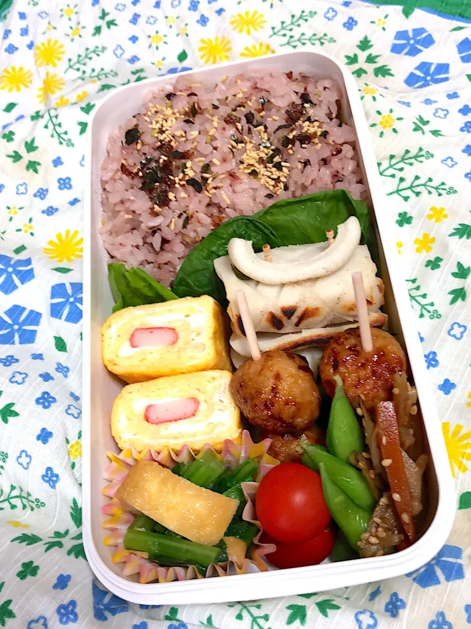 Snapdishの料理写真:10.24☆旦那弁当
カニカマ入り卵焼き
ちくわの大葉チーズ巻き
つくね棒
小松菜のお浸し
ごぼうのきんぴら
枝豆
プチトマト|のん∞さん