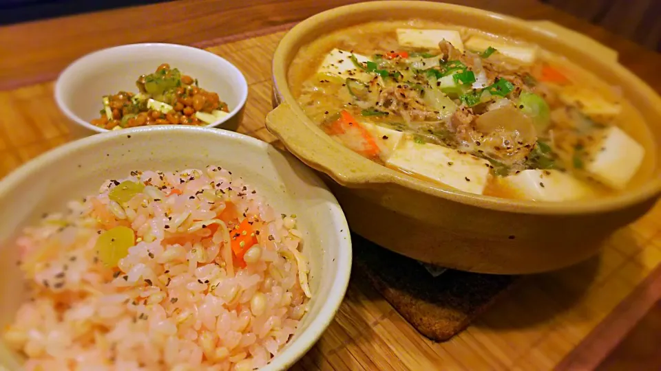 豚味噌鍋～、
紅生姜炊き込み麦ご飯～、
の晩ごはん✨|kaz(*･ω･)さん