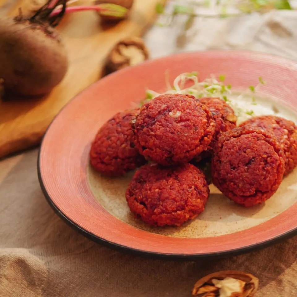 Snapdishの料理写真:ビーツ入りのワダ（豆コロッケ ） beetroot and walnut vadai|まちまちこさん