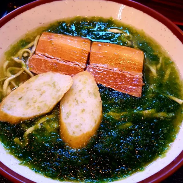 Today's lunch は
　　アーサ(ヒトエグサ(海藻)そば
カマボコにも練り込んでます。　　　三枚肉も添えて|miyagushikuさん