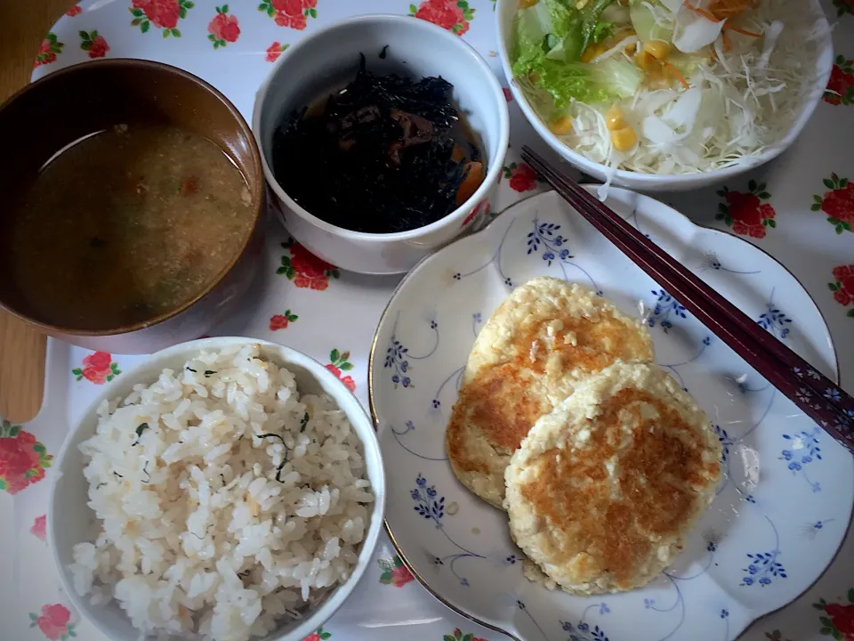 シラスと炒りごまの炊き込みご飯
(炊き上がりに刻み大葉を混ぜ込んで)
なめこ・オクラ・茗荷の味噌汁
(刻み大葉入り)
豆腐ハンバーグ
ひじき煮
ミックスサラダ🥗|yumyum😋さん