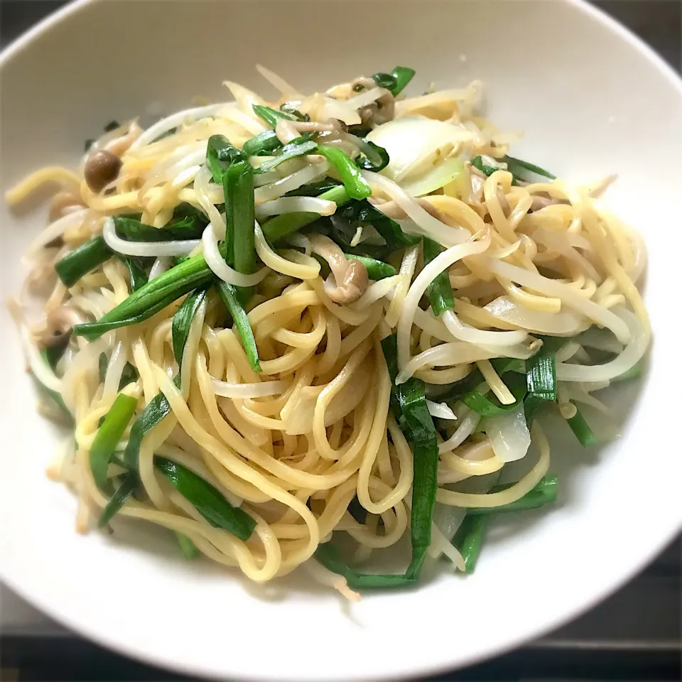 ランチに、ぶなしめじも加えて野菜たっぷり塩焼きそばを頂きます😋👍🎵|ギムレットさん