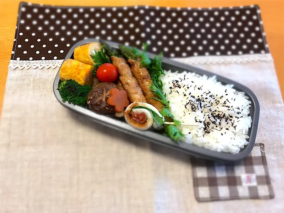 アスパラ肉巻き🐖🌀
卵焼き🍳
筑前煮🥕🌸🍄
ちくわ 大葉 梅🌀
🥦🍅🍚|あやこさん