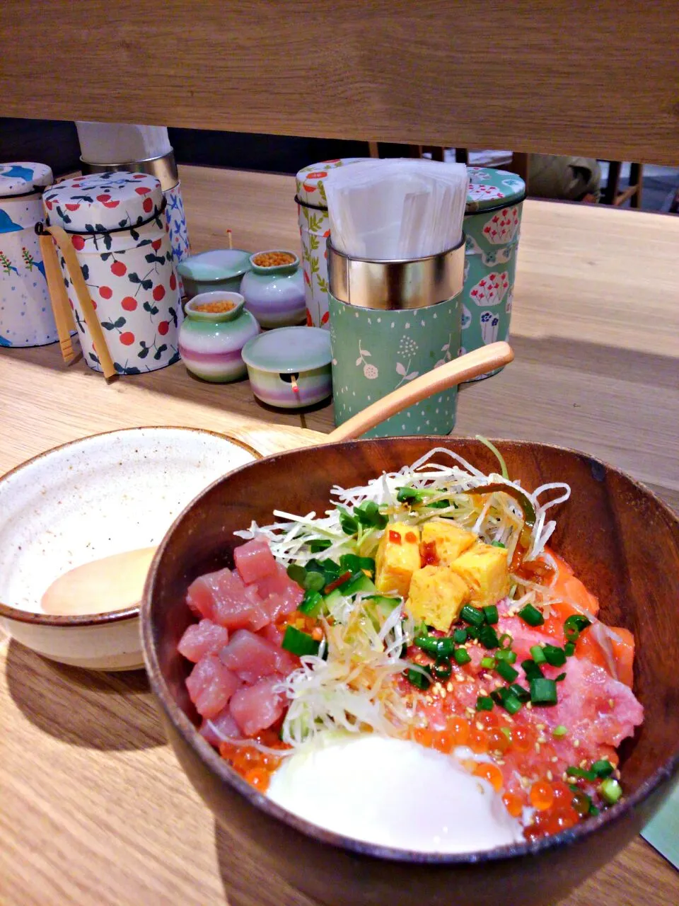 Snapdishの料理写真:#こめらく　 　　　　　　　　　　　#人気３種の欲張りごはん
(*´艸`*)　汁ものもセットに出来ます|みるくここあさん