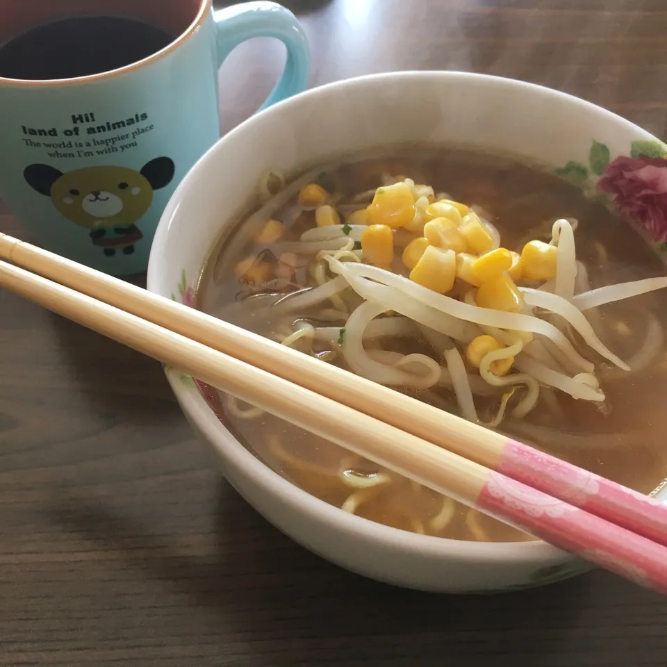 Snapdishの料理写真:ヤクルトラーメン🍜|しろくまさん