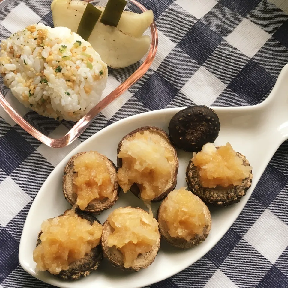 おにぎりでお昼ごはん|しろくまさん