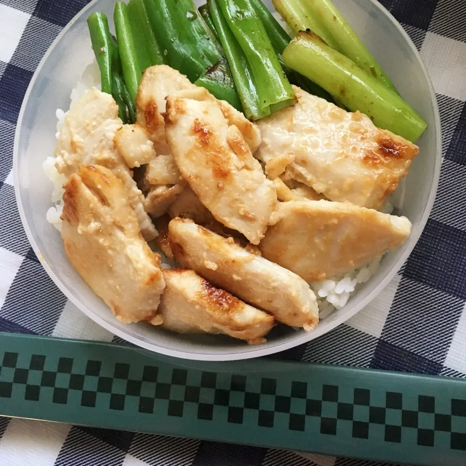 Snapdishの料理写真:胸肉味噌漬け🐔|しろくまさん