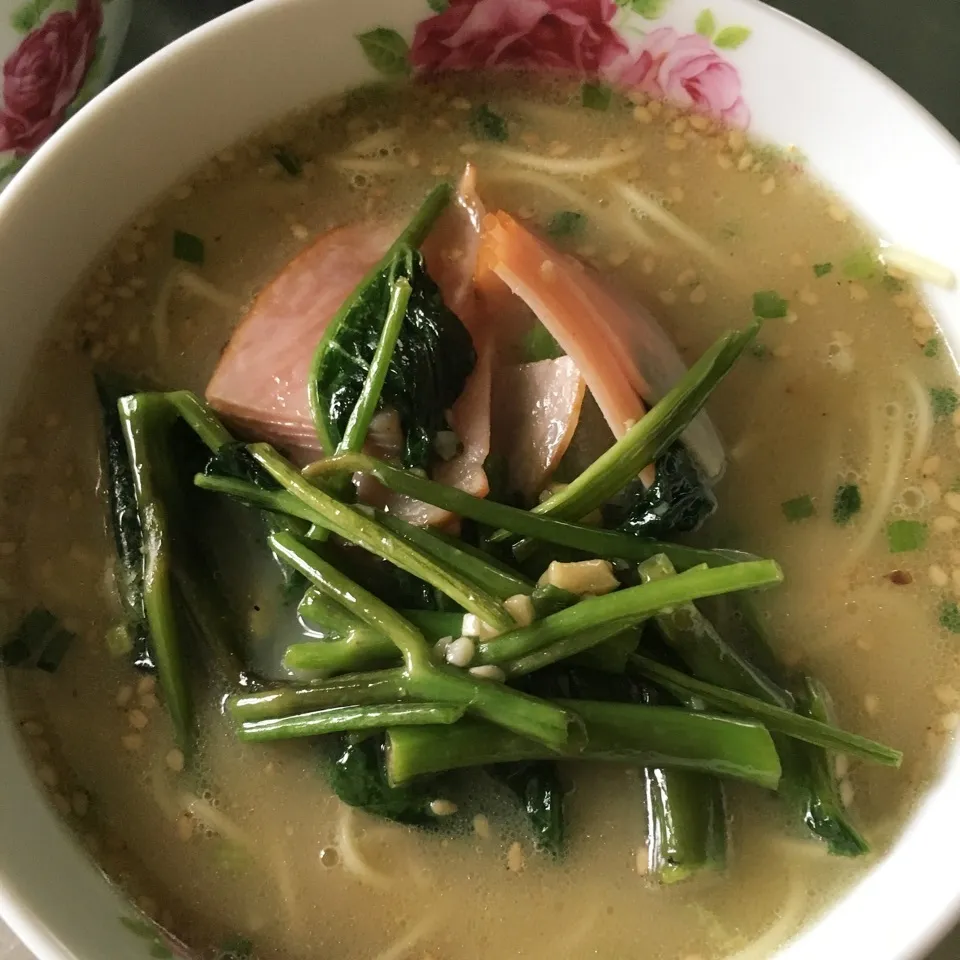 Snapdishの料理写真:空芯菜入りラーメン|しろくまさん