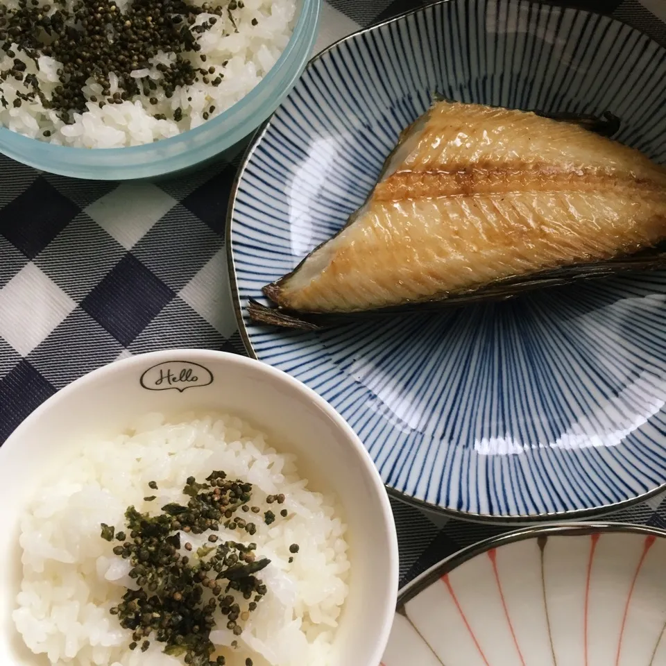 えごまふりかけと縞ホッケ|しろくまさん