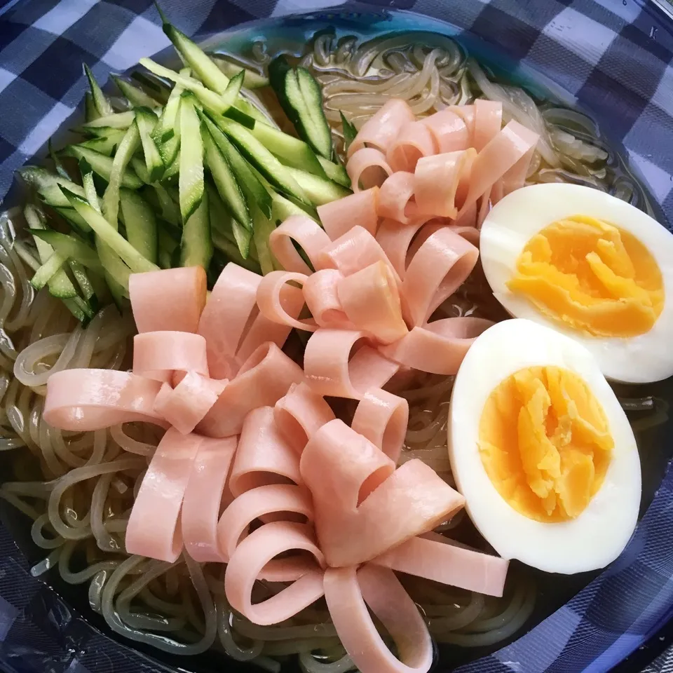 お昼は冷麺|しろくまさん