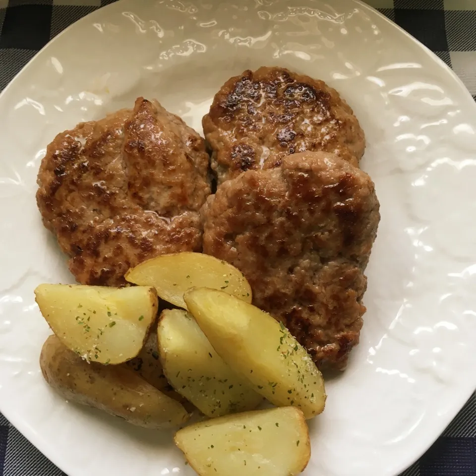 Snapdishの料理写真:お昼は焼くだけハンバーグ|しろくまさん