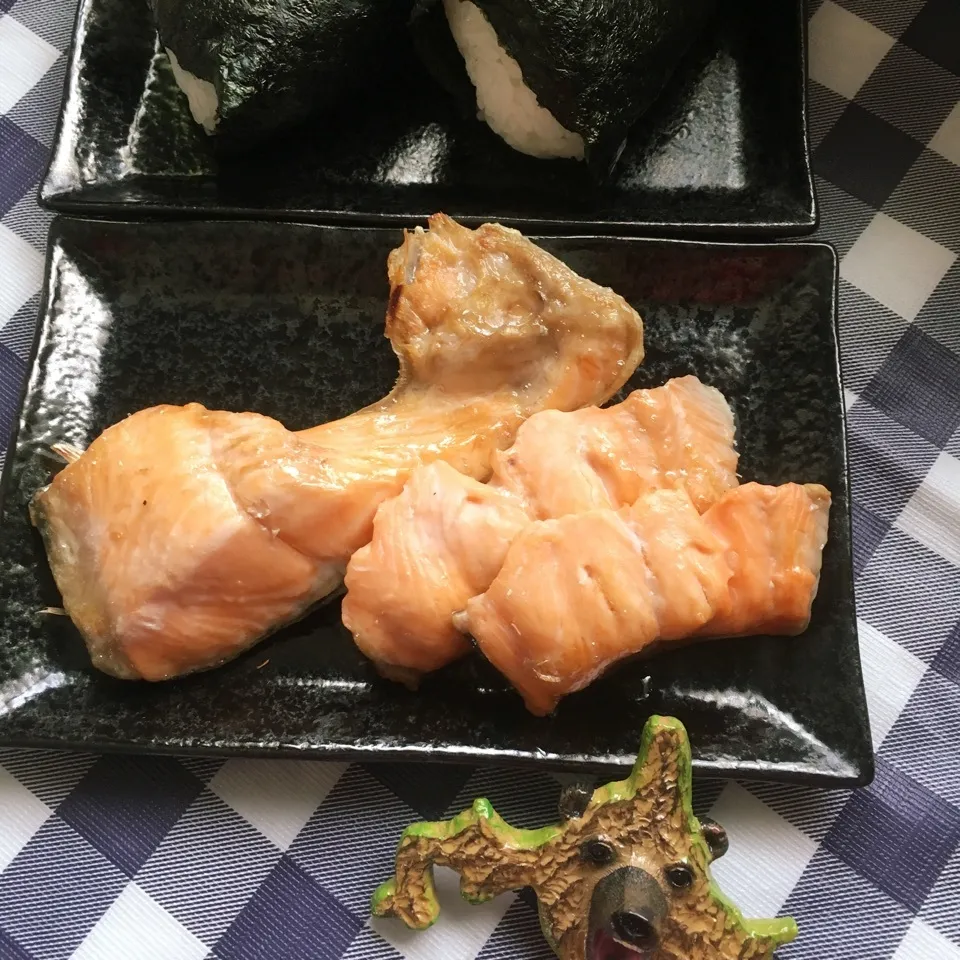 時鮭 トキシラズとおにぎり🍙|しろくまさん