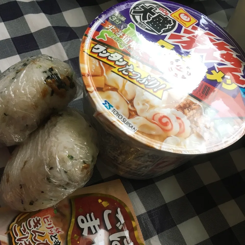 大盛り激めん&おっきなおにぎり|しろくまさん