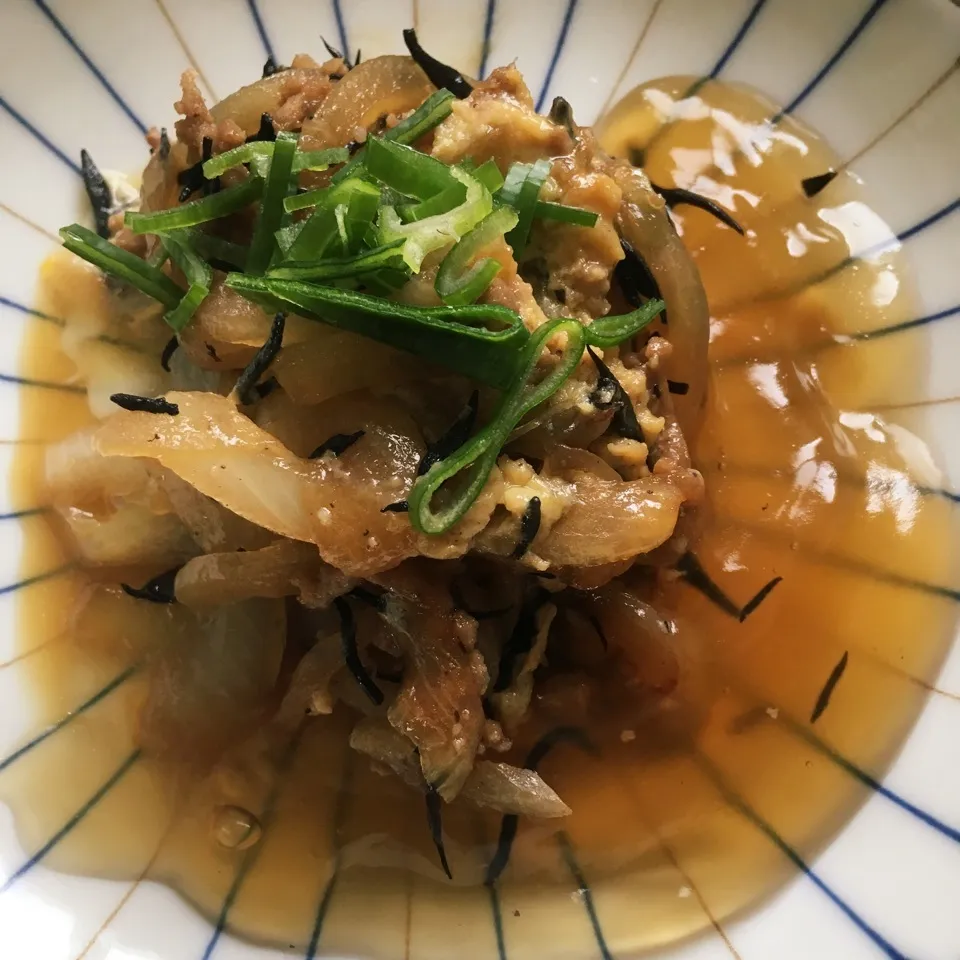 Snapdishの料理写真:玉ねぎとひじきのあんかけ丼|しろくまさん