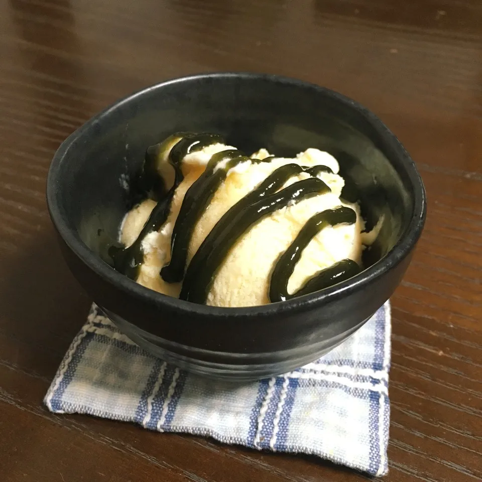 Snapdishの料理写真:バニラアイス〜🍨抹茶ソースかけ|TOMOさん