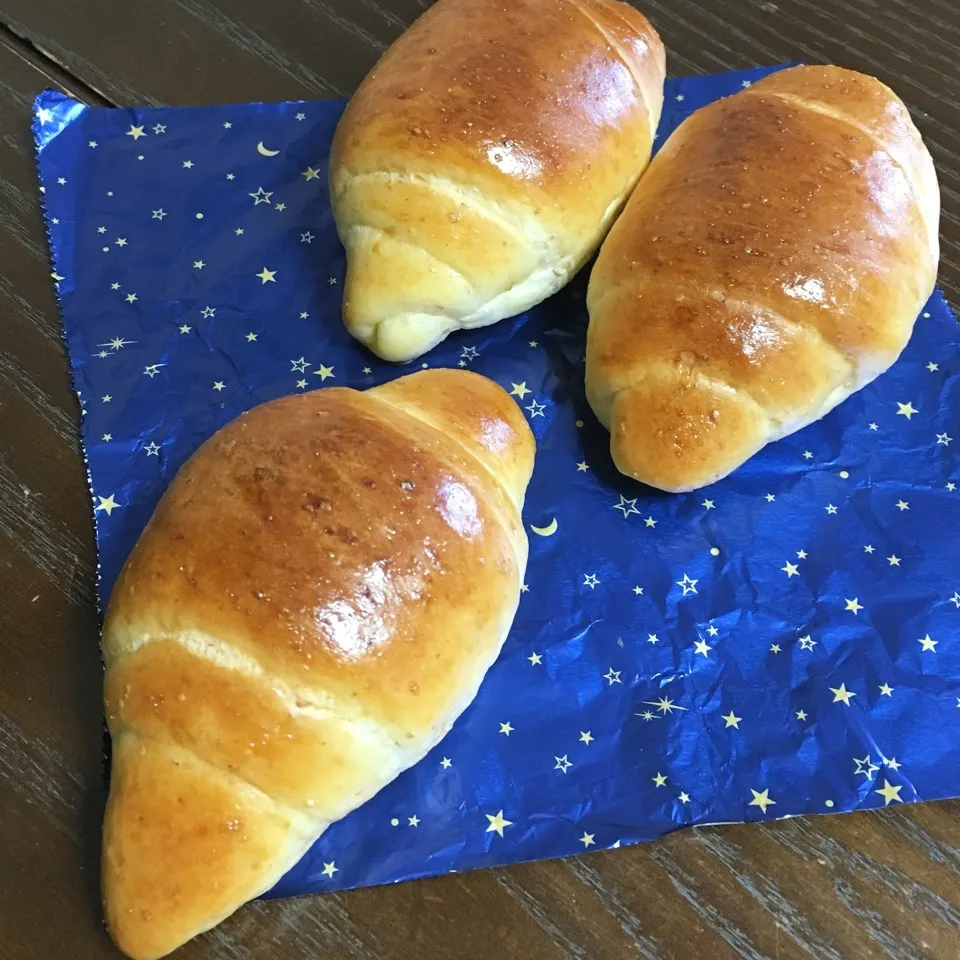 粗挽きライ麦入り生クリーム配合バターロール|TOMOさん