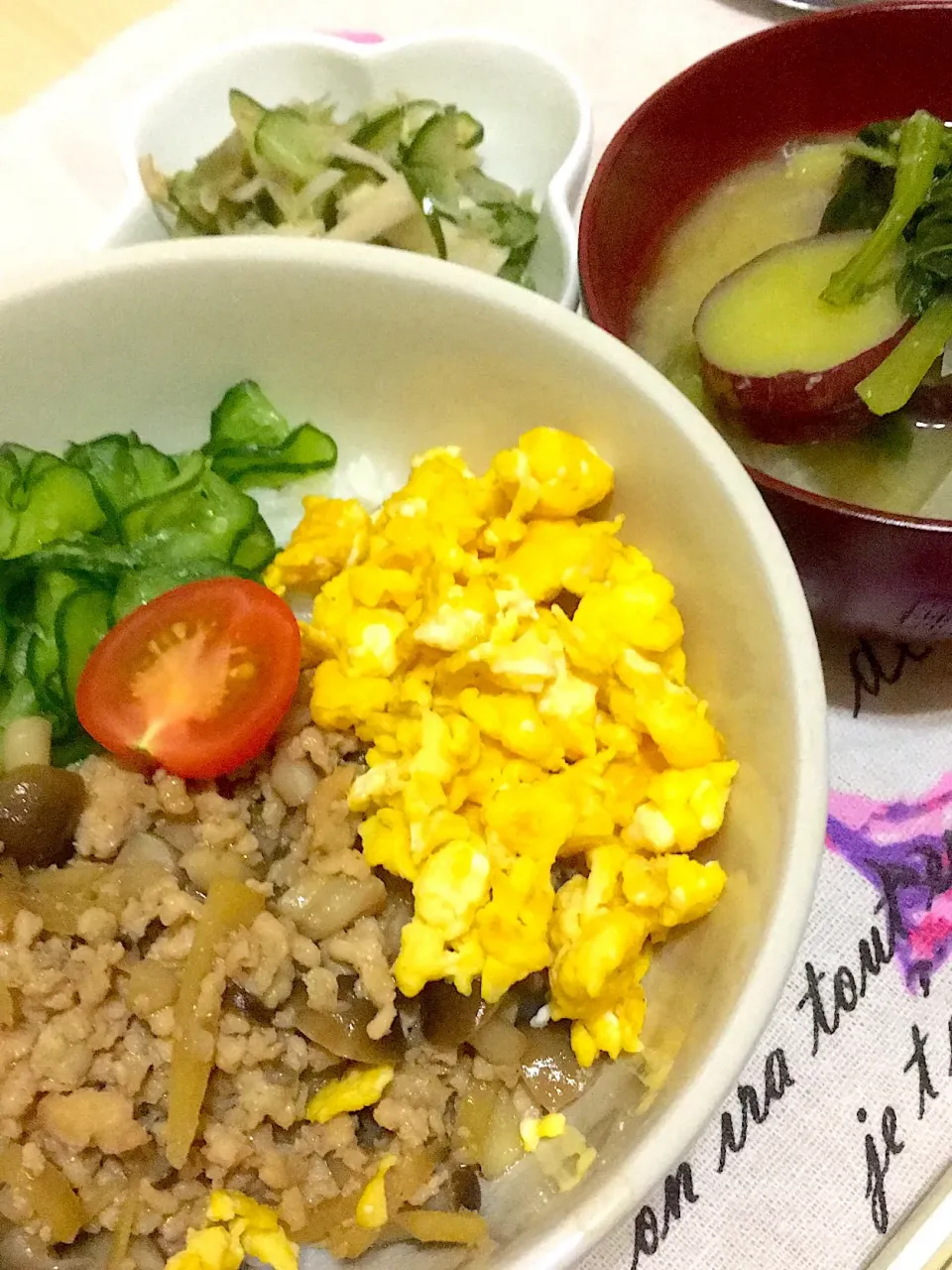 鶏そぼろ丼、さつまいもと小松菜の味噌汁、胡瓜と茗荷の酢の物|caoさん