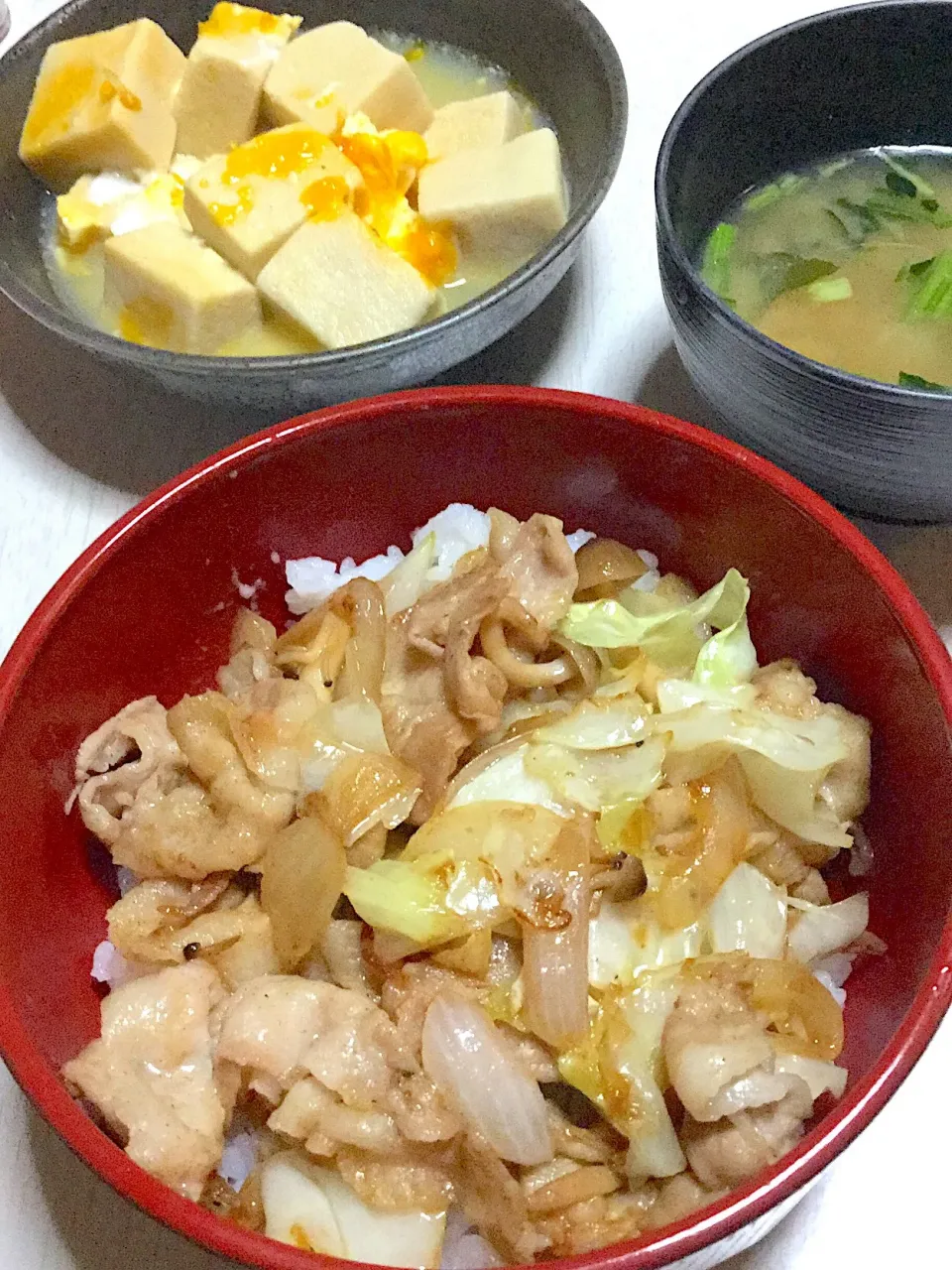 回鍋肉丼、高野豆腐の卵とじ、ほうれん草のお味噌汁|Ayaさん