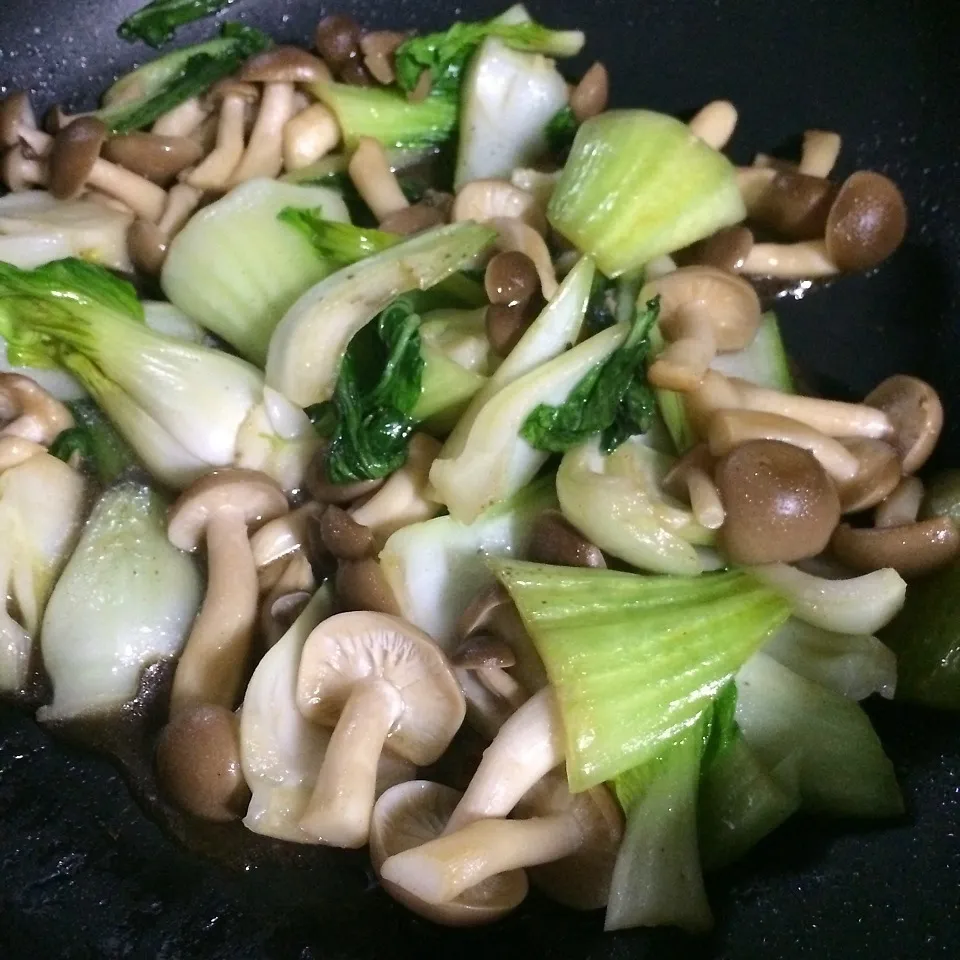 青梗菜とシメジのガーリック炒め|しろくまさん
