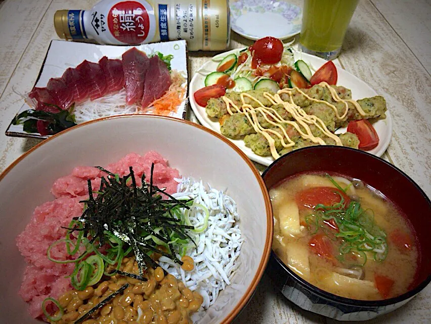 Snapdishの料理写真:今日の男飯(๑˃̵ᴗ˂̵)ズボラ三色丼(マグロのたたき.釜揚げしらす.納豆)キハダマグロのお刺身&ポークウインナーの磯辺揚げ&しめじと油揚げとトマトの味噌汁🎶|ひーちゃんさん