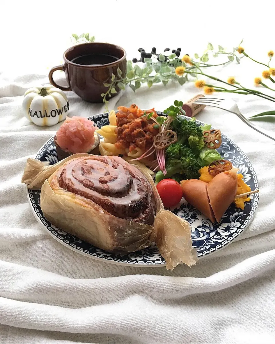 シナモンロールで朝ごはん☺︎|千景さん