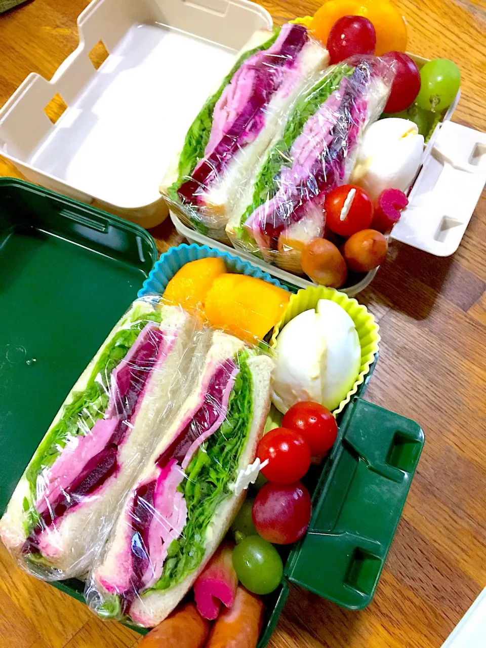 Snapdishの料理写真:#お弁当  #お弁当じまん  #萌え断サンドイッチ 
 #ヘルシー料理  #ハムサンド弁当  #ビーツピクルス  #レンチンしてらっきょう酢に漬けただけ 
 #野菜たっぷり  #シャインマスカット  #夫婦弁当|Blueberry🫐さん