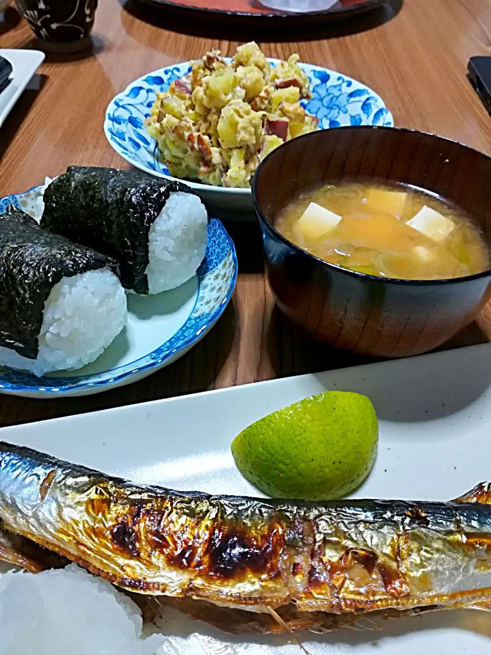 ・秋刀魚の塩焼き
・おにぎり
・さつまいもとナッツのサラダ
・長葱の味噌汁|ようかんさん