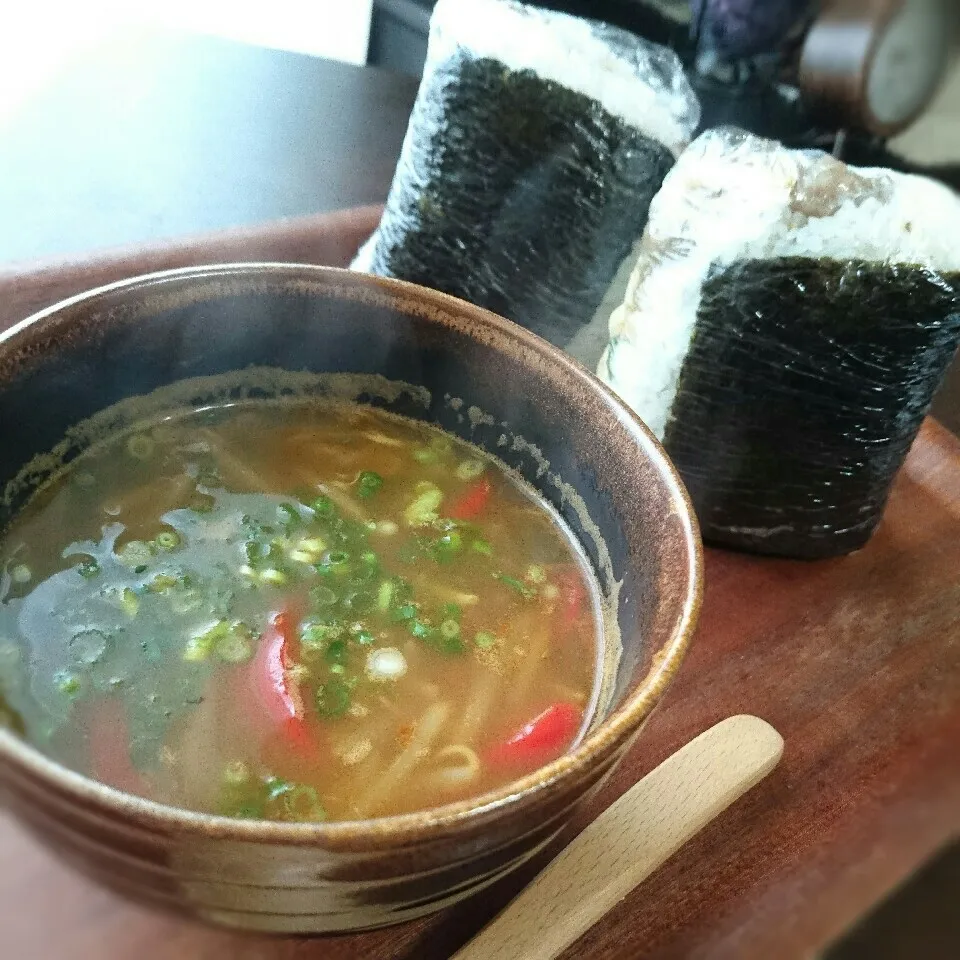 Snapdishの料理写真:もやしカレースープとおにぎりサンド|まりおさん