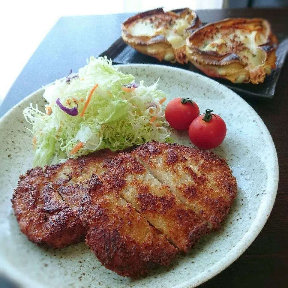 Snapdishの料理写真:揚げるだけとんかつ&焼くだけ蟹グラタン|まりおさん