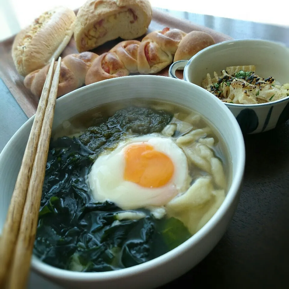 Snapdishの料理写真:祝300♡月見わかめうどん…?|まりおさん