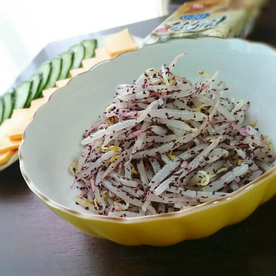 もやしのゆかり和えとチーズ海苔巻き|まりおさん