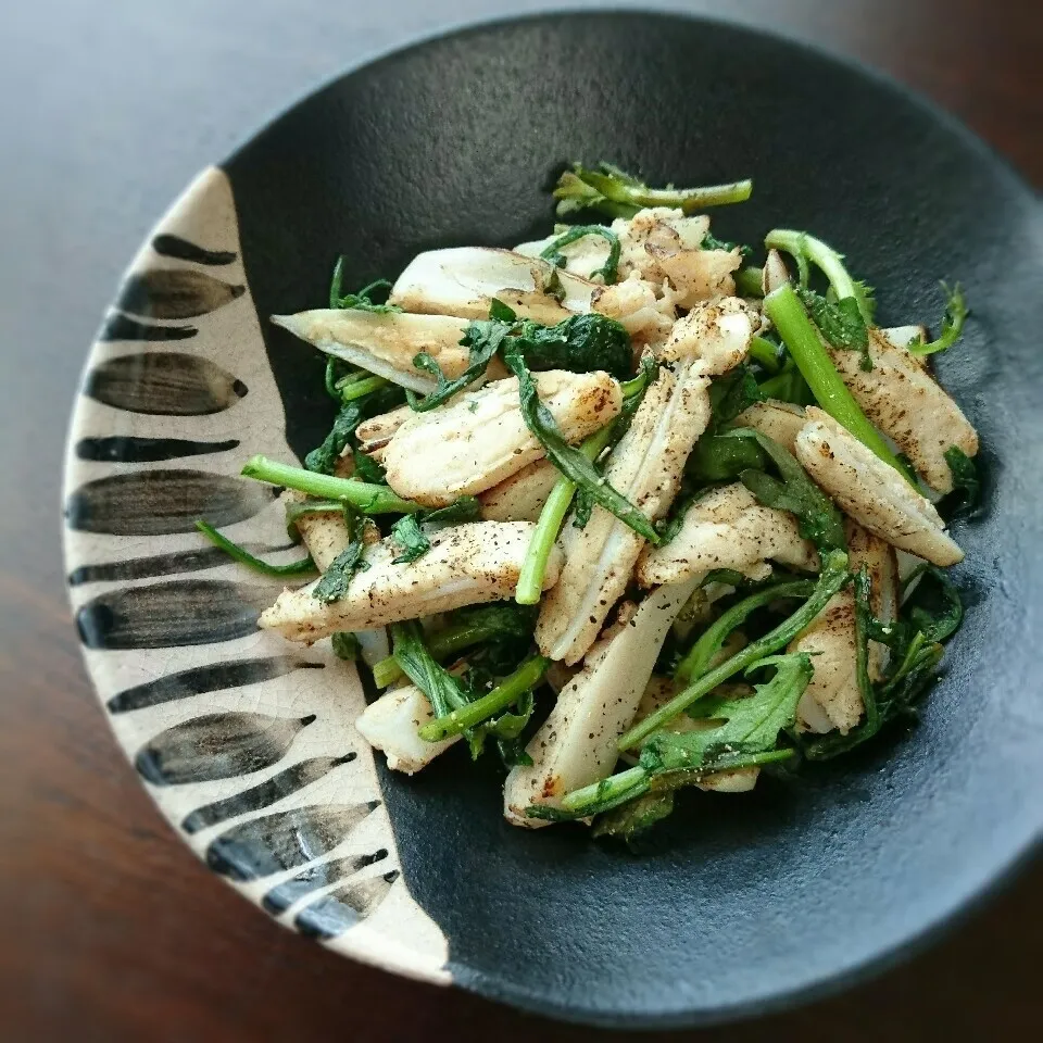 Snapdishの料理写真:鶏ヤゲン軟骨と春菊のレモン塩炒め|まりおさん