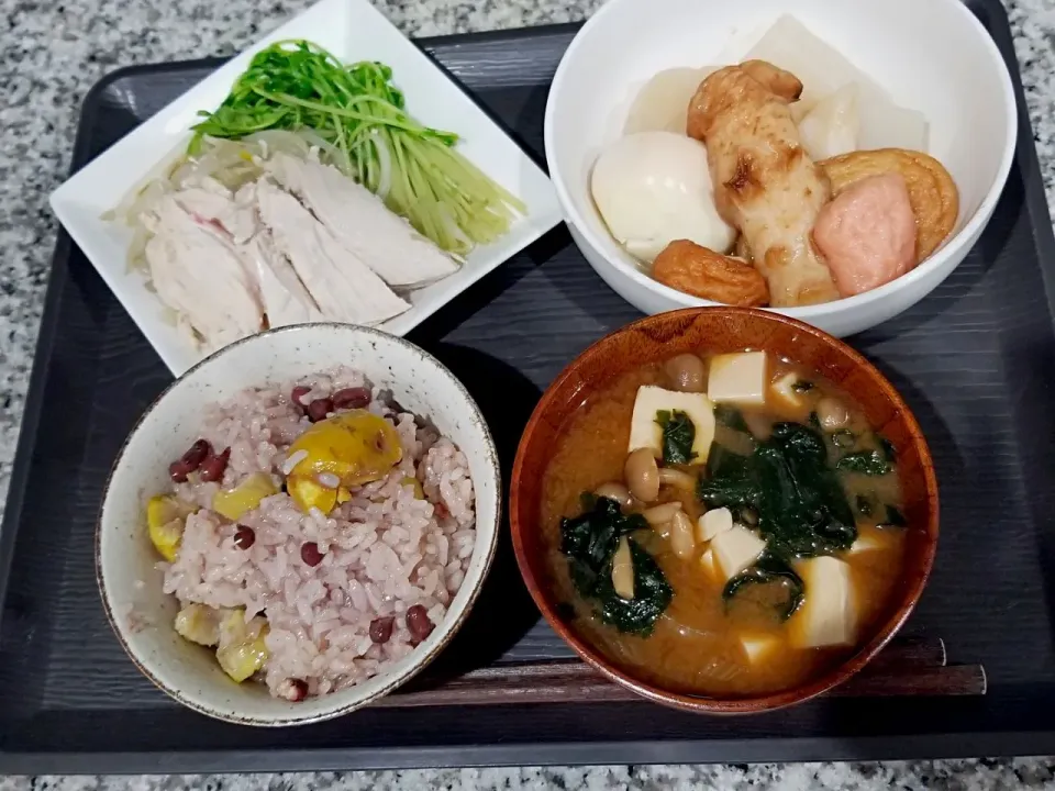 Snapdishの料理写真:・栗赤飯
・おでん
・鳥むね肉の塩ハム
・味噌汁|あぁちゃんさん