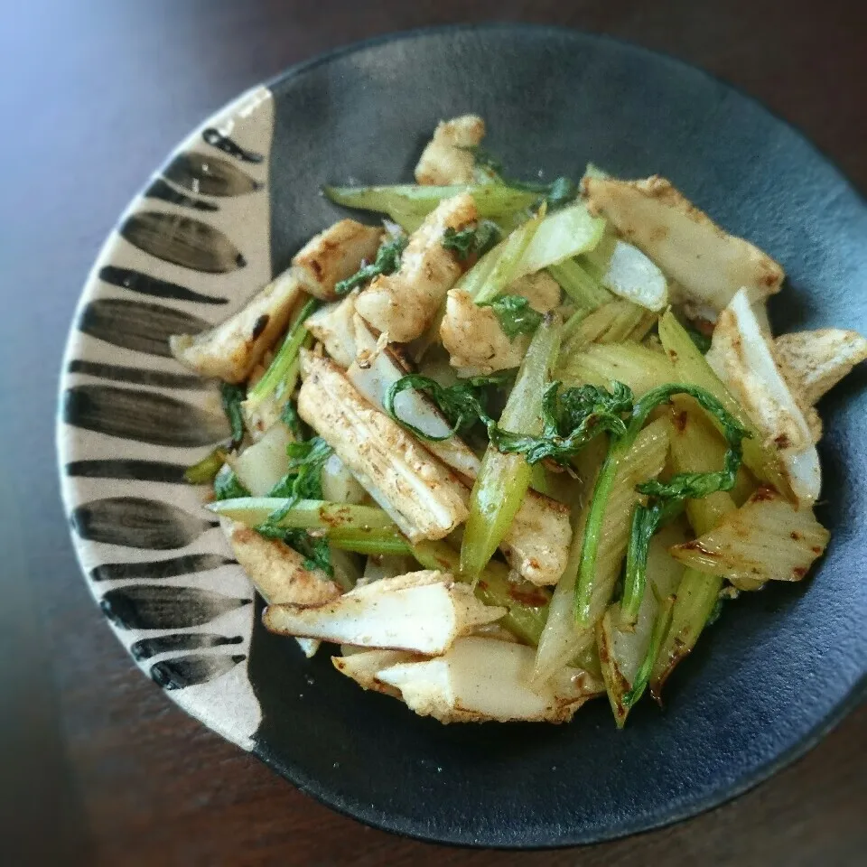 鶏ヤゲン軟骨とセロリのダシダ炒め|まりおさん