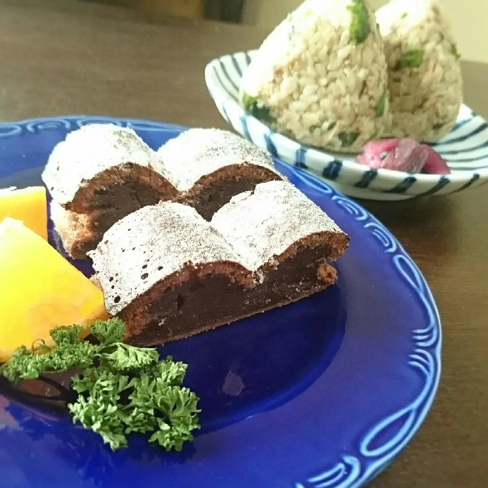 濃厚チョコケーキと煮さば混ぜ込みおにぎり|まりおさん