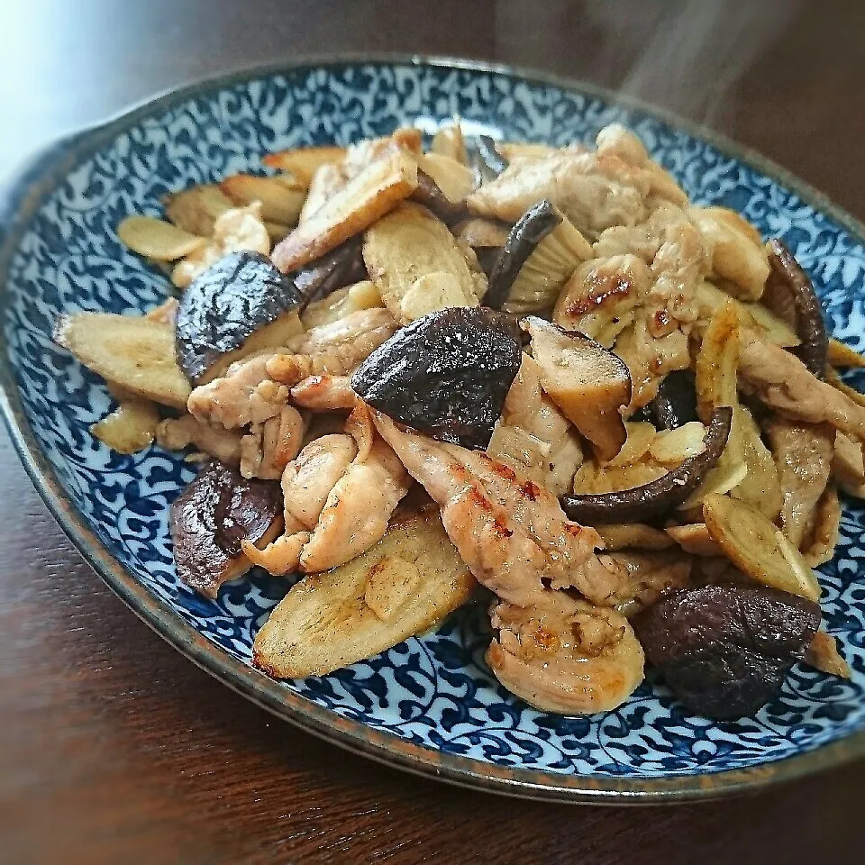 鶏と椎茸のにんにく醤油炒め|まりおさん