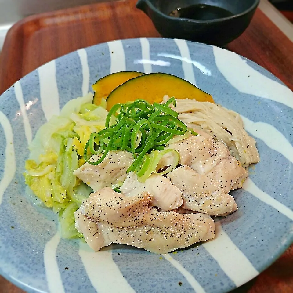 Snapdishの料理写真:鶏ﾑﾈ肉と白菜のﾌﾗｲﾊﾟﾝ蒸し|まりおさん