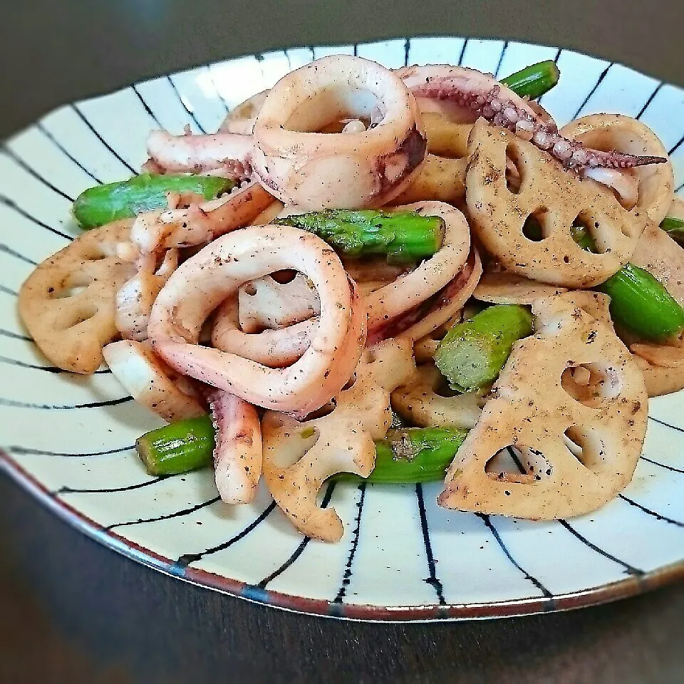 するめいかとﾚﾝｺﾝのにんにく醤油炒め|まりおさん