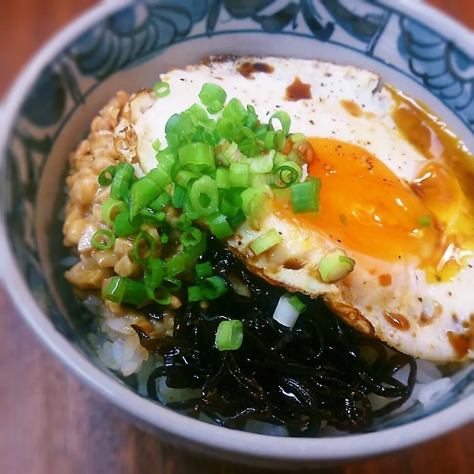 納豆目玉焼き丼|まりおさん