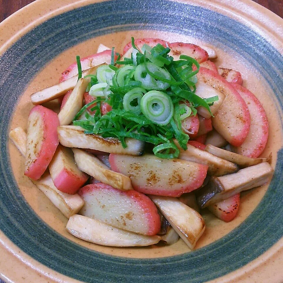 かまぼことｴﾘﾝｷﾞのﾊﾞﾀｰ醤油炒め|まりおさん