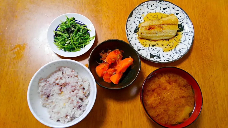 １０月２３日　さごしの蒲焼き　にんじんの土佐煮　豆苗ナムル　ひじきと油揚げのお味噌汁|いもこ。さん