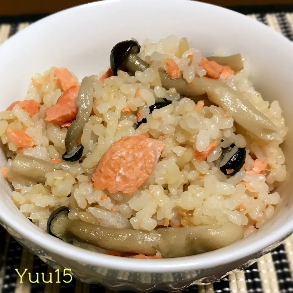 鮭としめじの炊き込みご飯☆バター醤油味に♪|ゆうさん