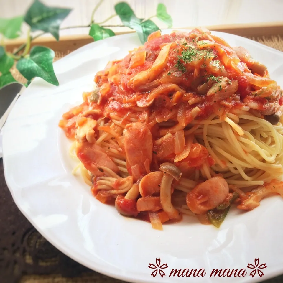ツナとしめじとウインナーのトマトソースパスタ♡あやちゃんママ|まなまな♡さん