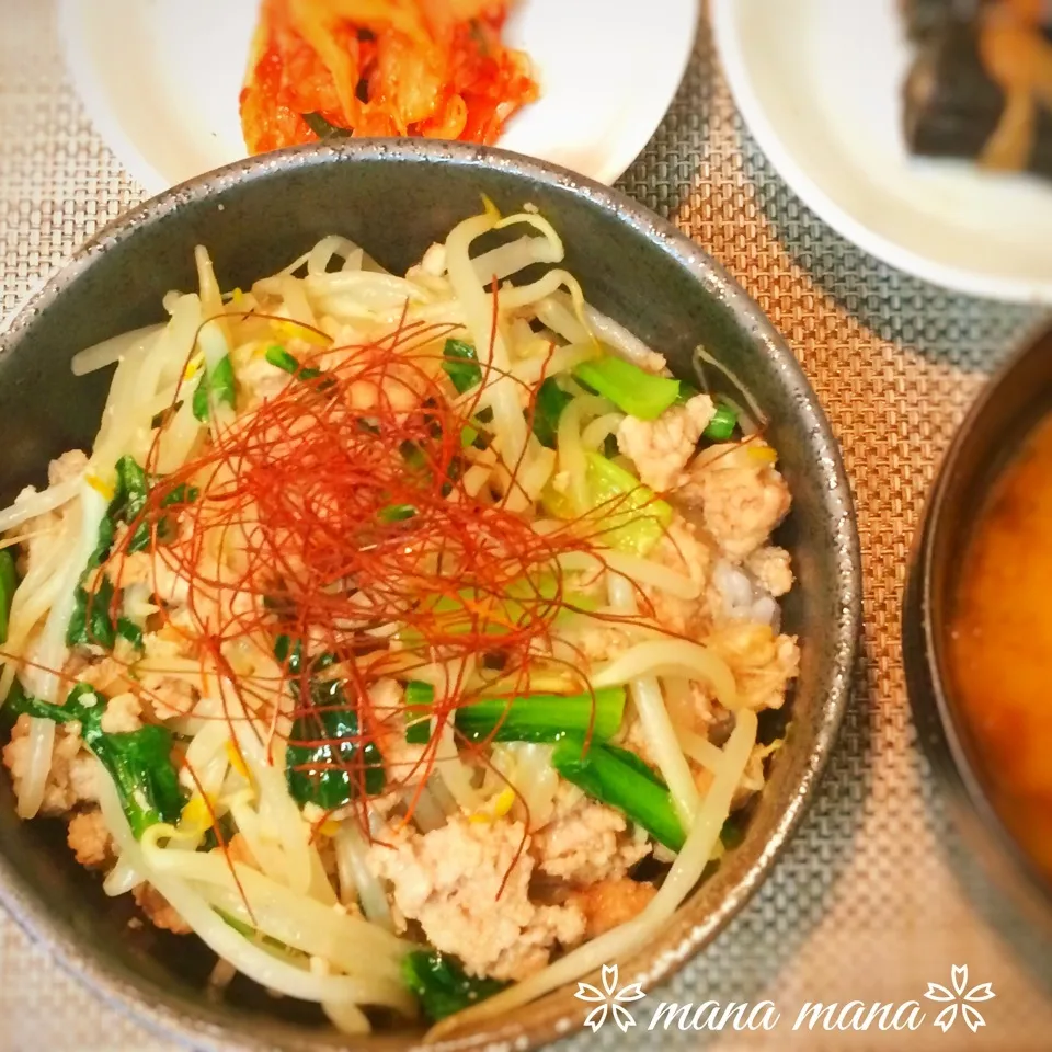 かおちゃんのどっさりもやしの簡単そぼろ丼|まなまな♡さん