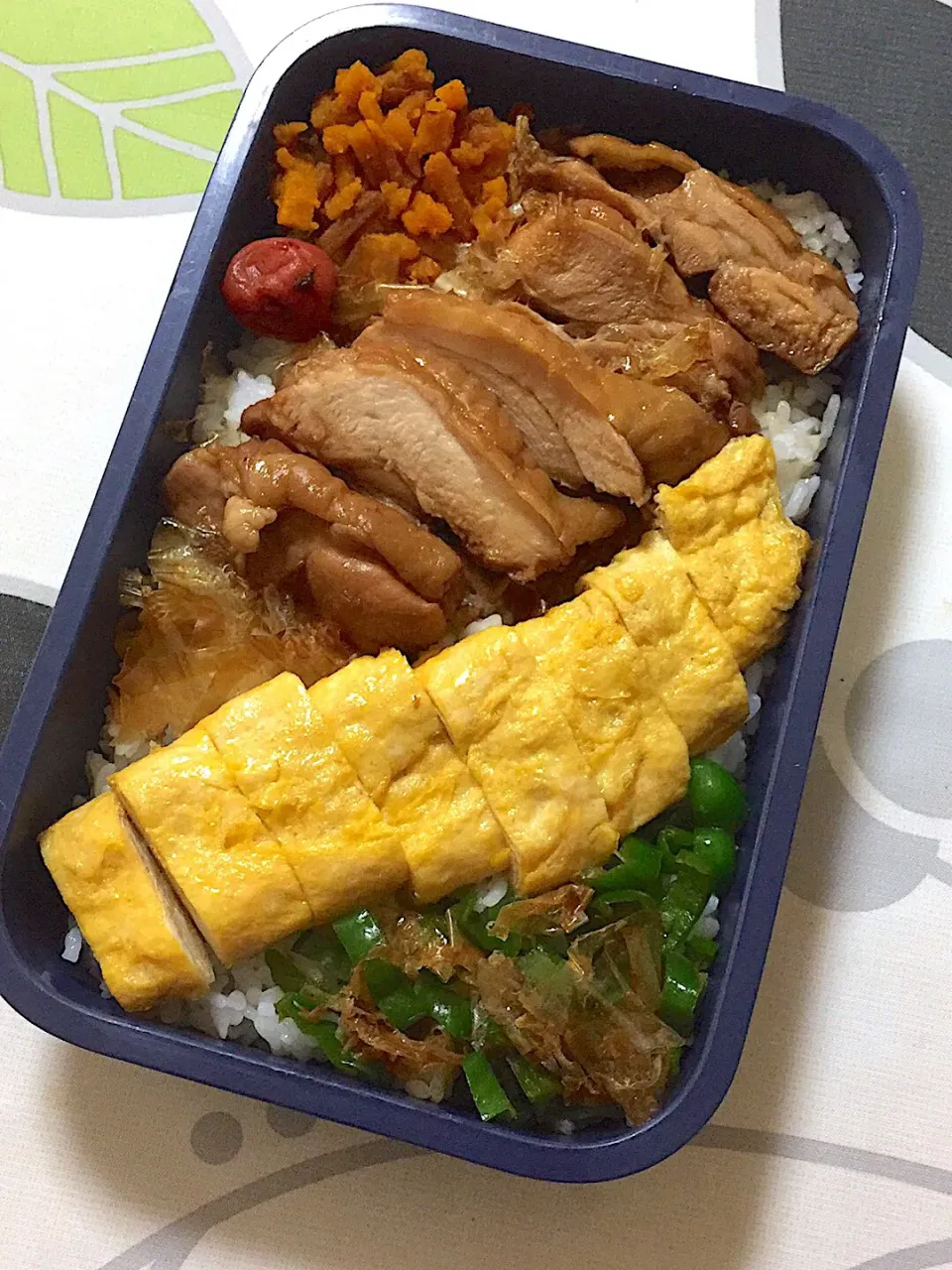 20181025兄弁当。ザ・男子弁です。鳥照りと卵焼きとピーマン…カボチャ…トマトがないから梅干し…😅スープは飲み忘れてしまうので要らないんだって。|hanakoさん