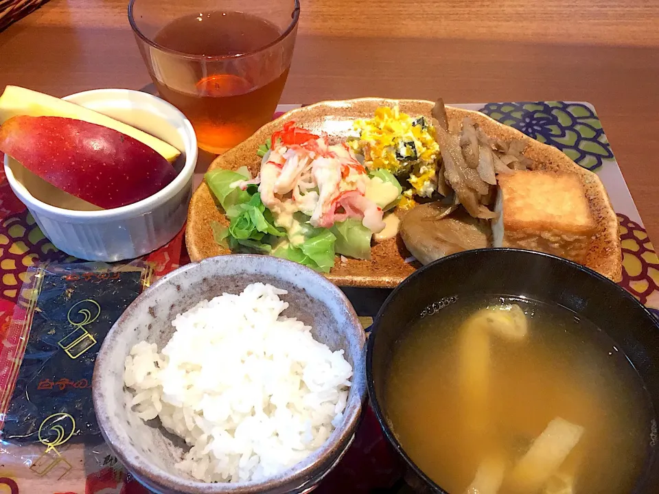 朝ごはん
絹揚げとはんぺんの付け焼、かぼちゃサラダ、茹でキャベツ、カニカマ、きんぴらゴボウ、かぼちゃと揚げの味噌汁、白米、海苔、林檎、ルイボスティー|かよちゃんさん