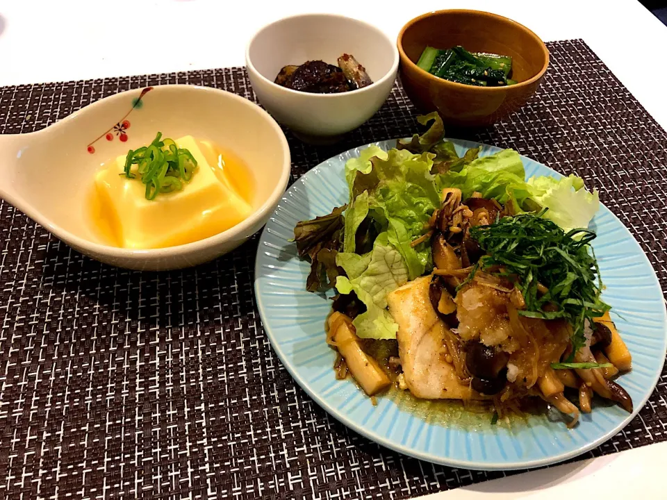 #メカジキのソテー  #きのこソース 
 #自家製にんにく醤油で味付け 
 #玉子豆腐 
#なすの旨辛炒め
 #小松菜のナムル|ゆぺこさん