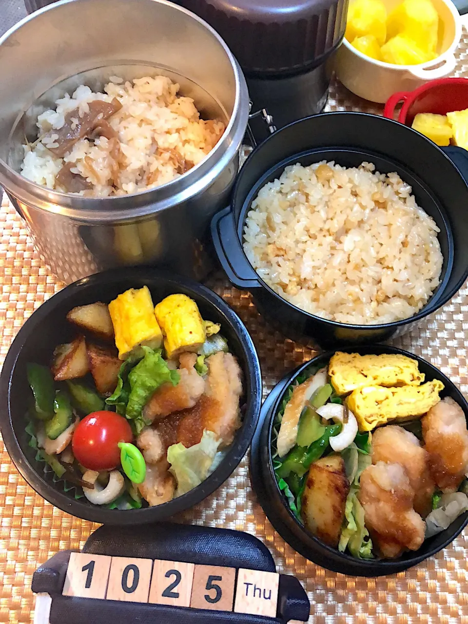 Snapdishの料理写真:きのこご飯と揚げ焼きチキン弁当☆10/25 #高校生男子弁当  #中学生男子弁当|yu-co☆さん