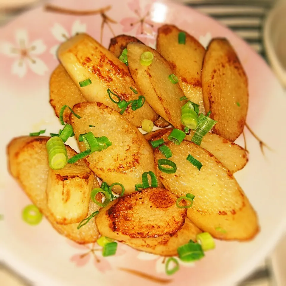 クックパッド参考♪じゃがいもみたいな、長芋のバター醤油炒め❤|蒼空さん