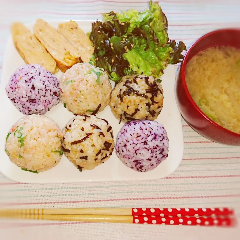 朝はご飯を食べたい！まん丸おにぎりと玉子焼きサラダ♪|蒼空さん